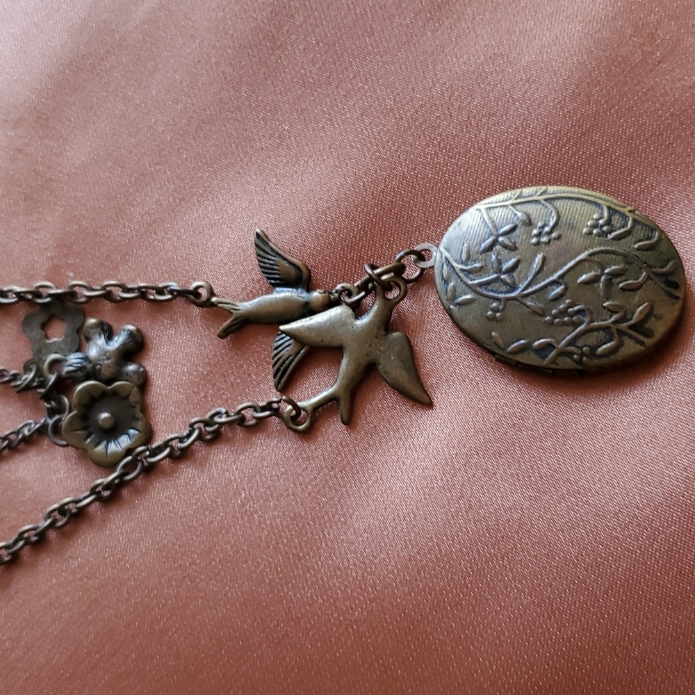 Necklaces - Picture 4 of 4